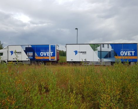 Rekka auto yhdistelmän mainosteippaukset