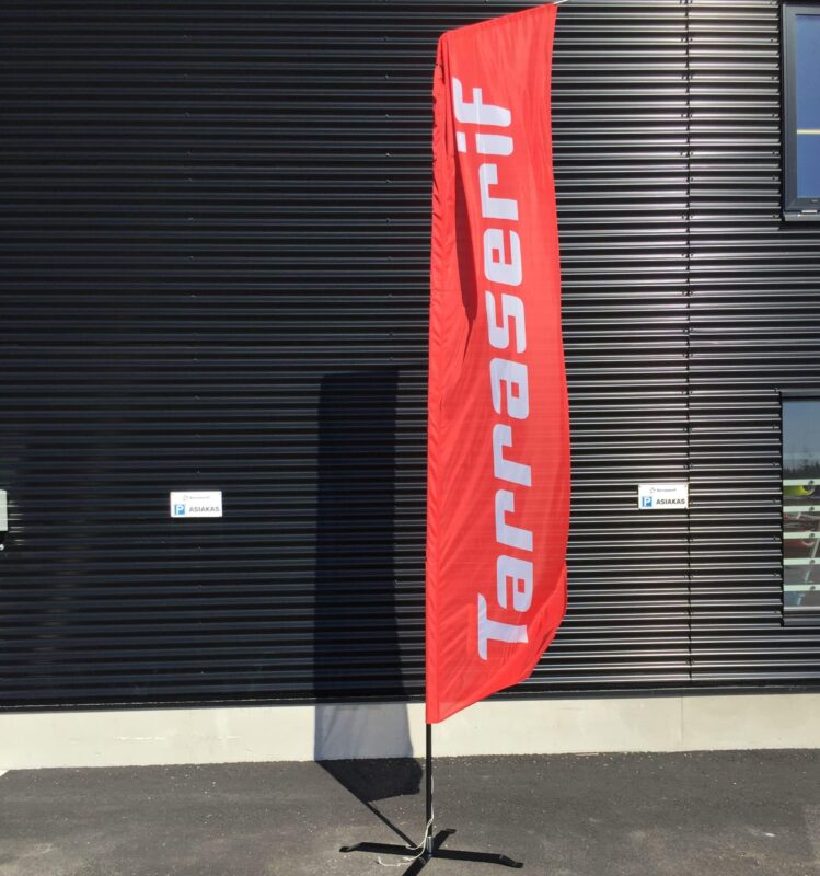 Beach flagit yrityksen logolla